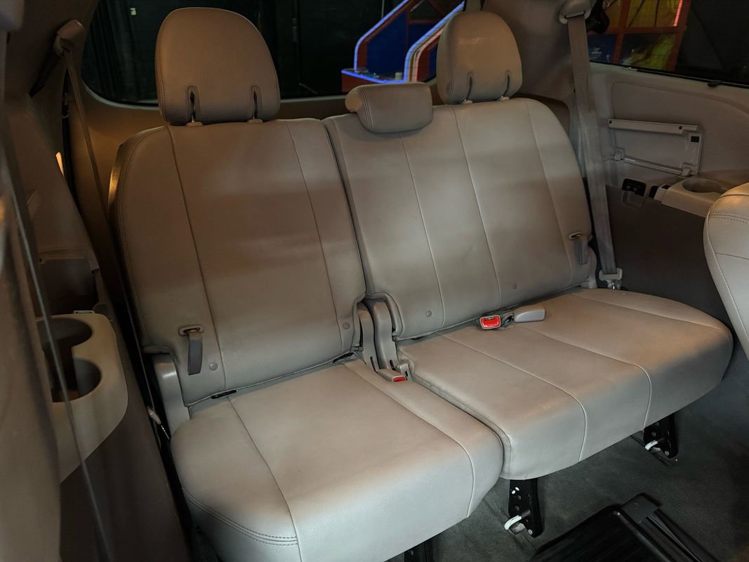 Used 2018 Toyota Sienna XLE Premium AWD/4WD image 18