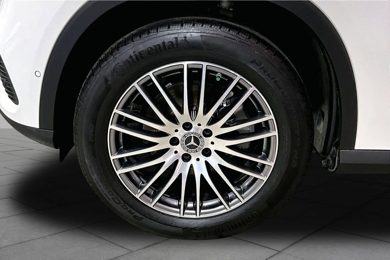 Used 2025 Mercedes-Benz GLC 300 4MATIC image 11