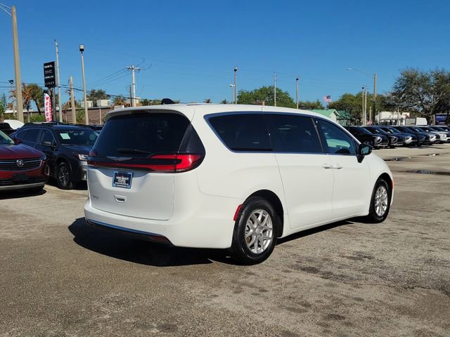 Used 2025 Chrysler Pacifica Select image 6
