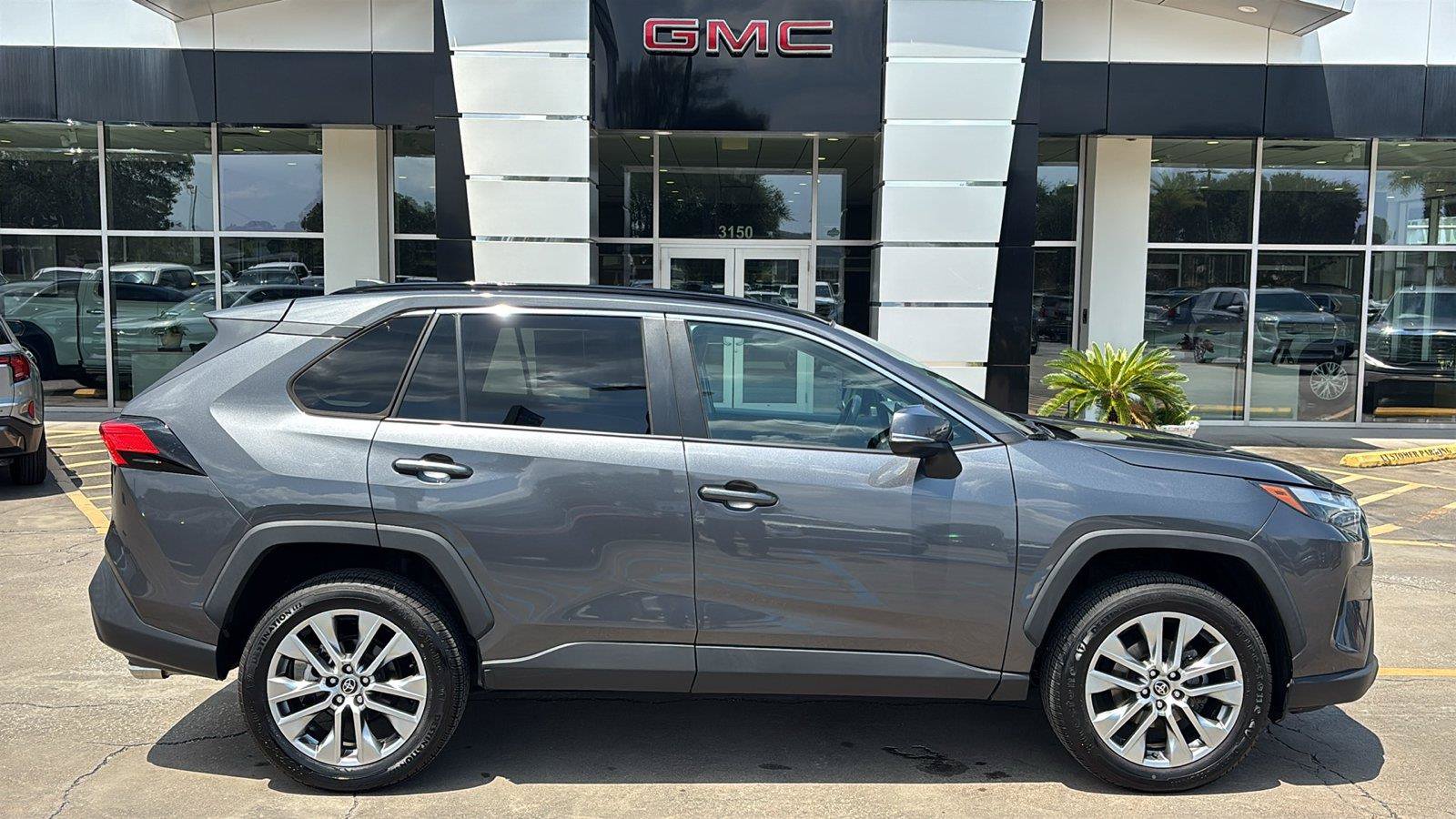 Used 2022 Toyota RAV4 XLE Premium FWD image 8