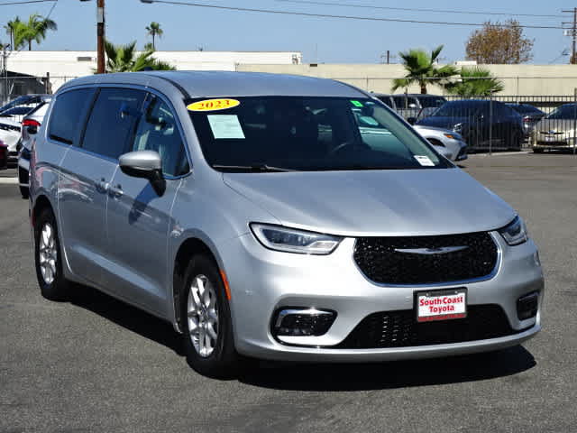 Used 2023 Chrysler Pacifica Touring-L FWD image 2