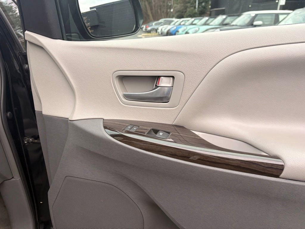 Used 2016 Toyota Sienna XLE image 28