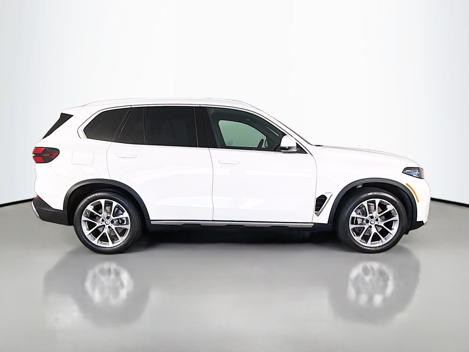 Used 2024 BMW X5 xDrive40i w/ Premium Package AWD/4WD image 8