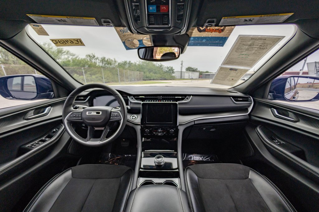 Used 2023 Jeep Grand Cherokee Altitude image 17