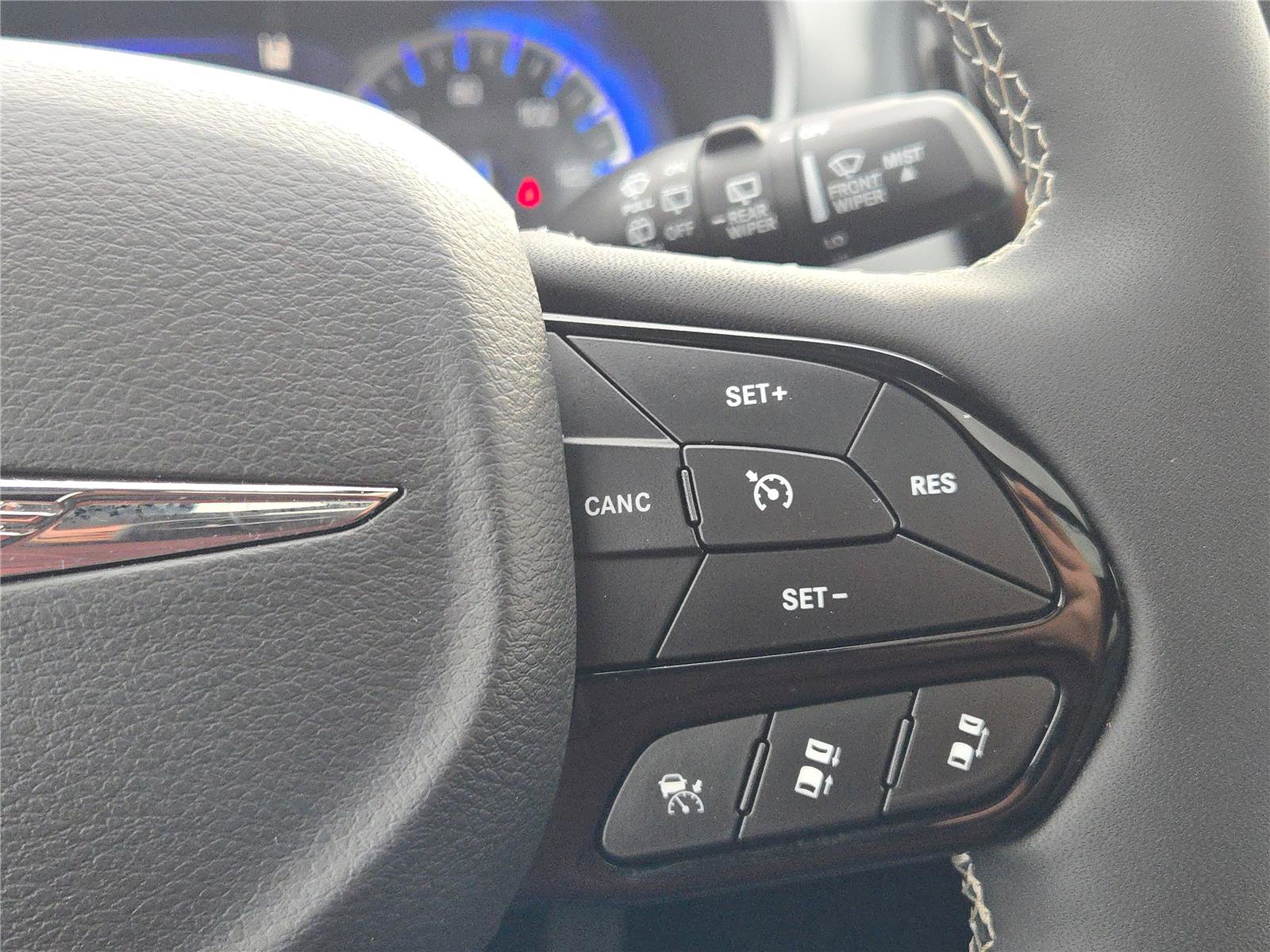 Used 2025 Chrysler Pacifica Limited w/ Uconnect Theater Family Group image 36