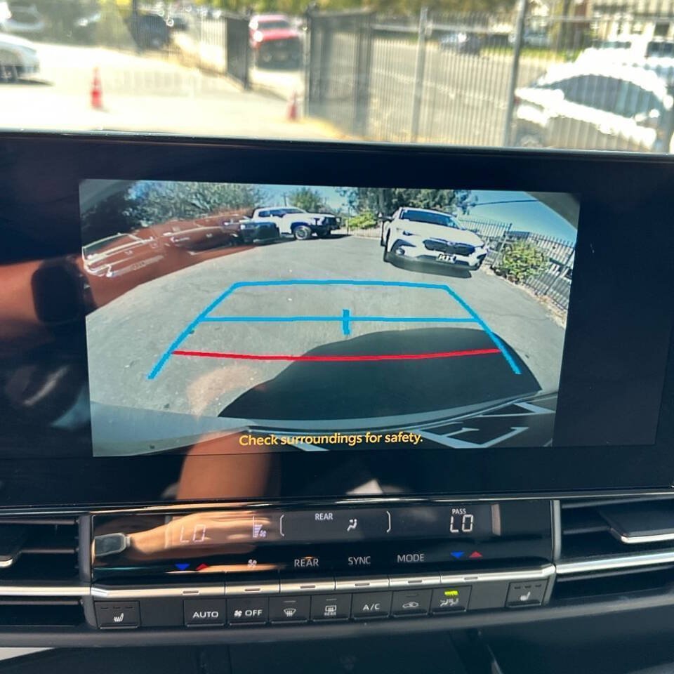 Used 2025 Toyota Sienna XLE w/ XLE Plus Package FWD image 12