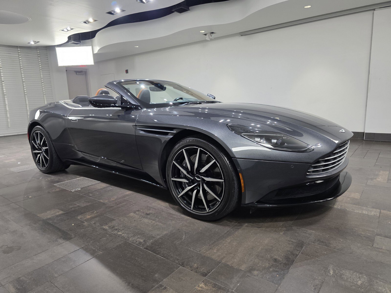 Used 2022 Aston Martin DB11 Volante RWD image 1