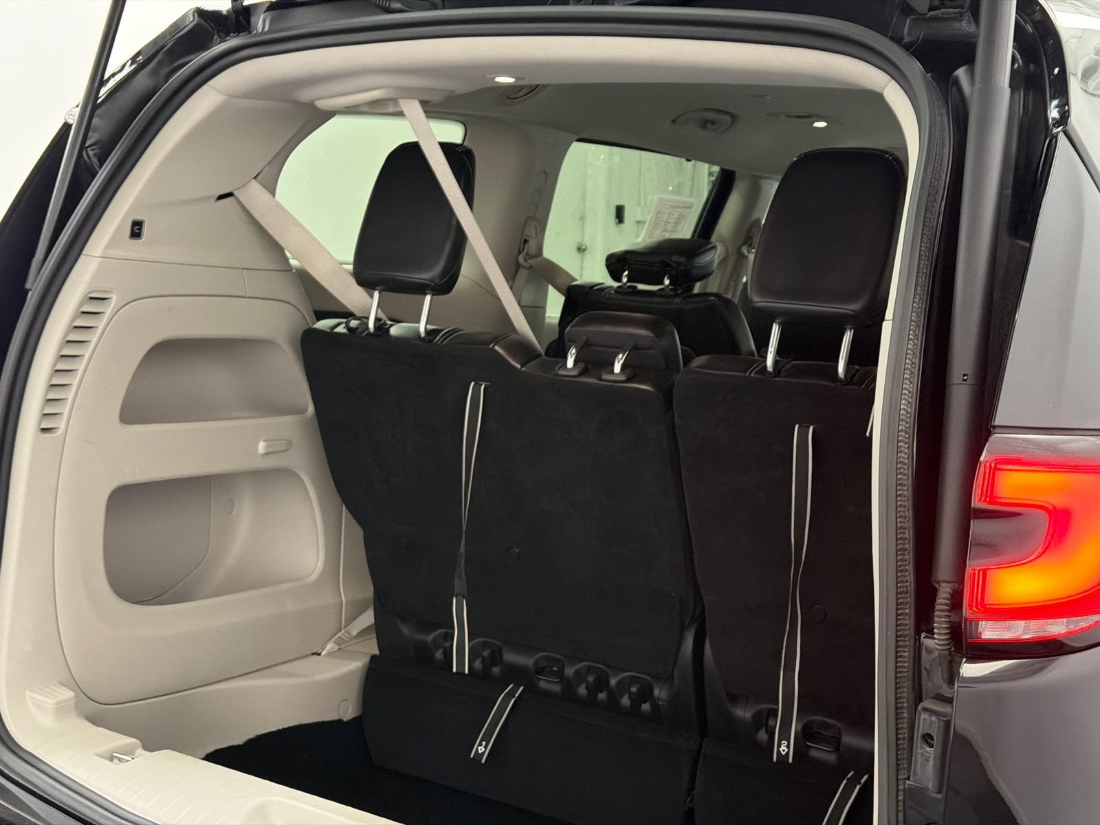 Used 2024 Chrysler Pacifica Touring-L FWD image 8