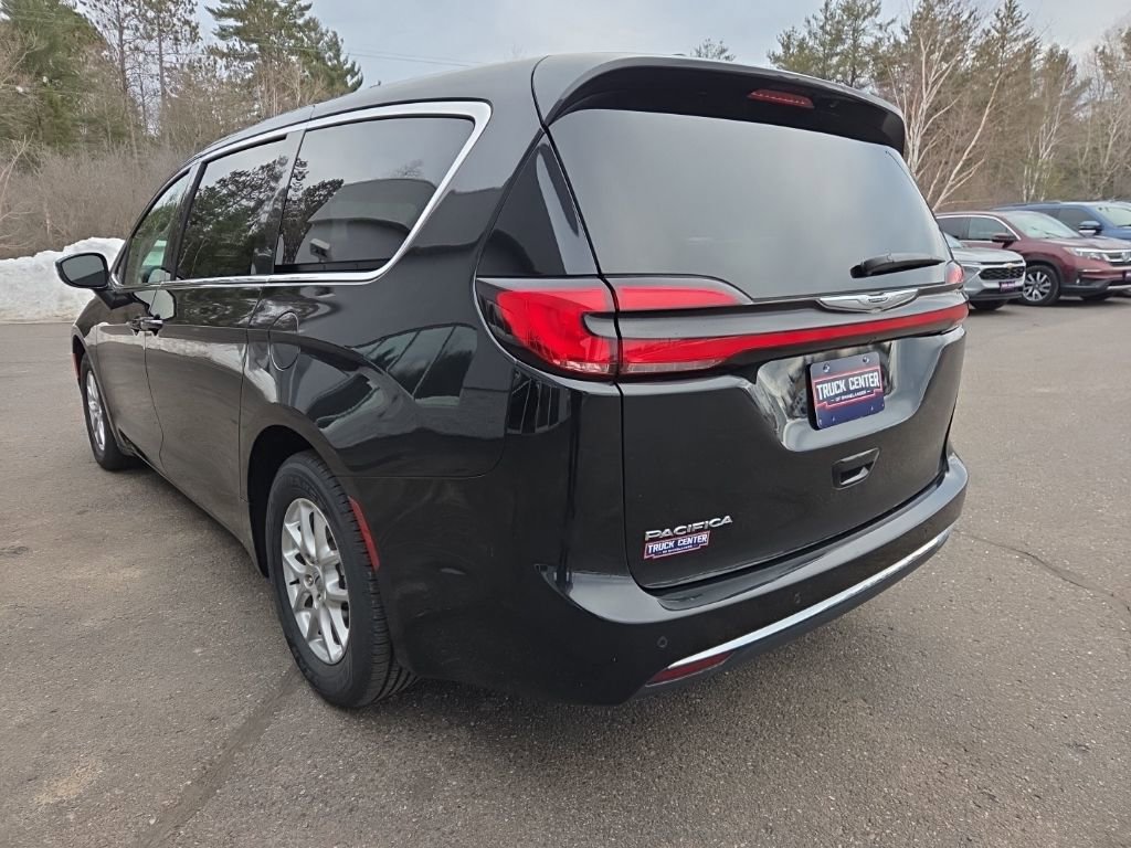 Used 2023 Chrysler Pacifica Touring-L FWD image 5