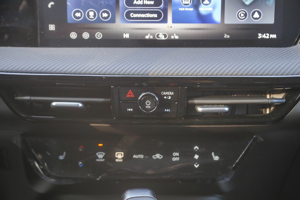 New 2026 Nissan Kicks SR w/ Cold Weather Package FWD image 14
