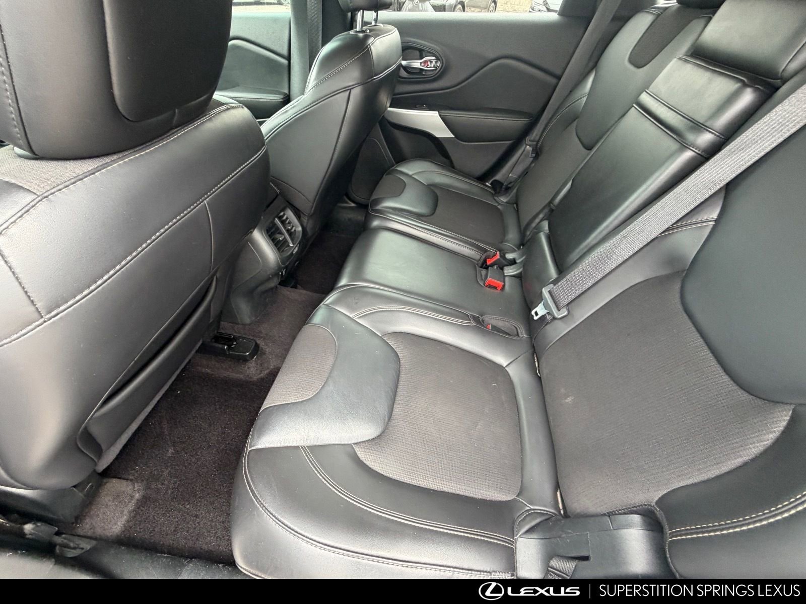 Used 2018 Jeep Cherokee Latitude Plus w/ Comfort/Convenience Group FWD image 14