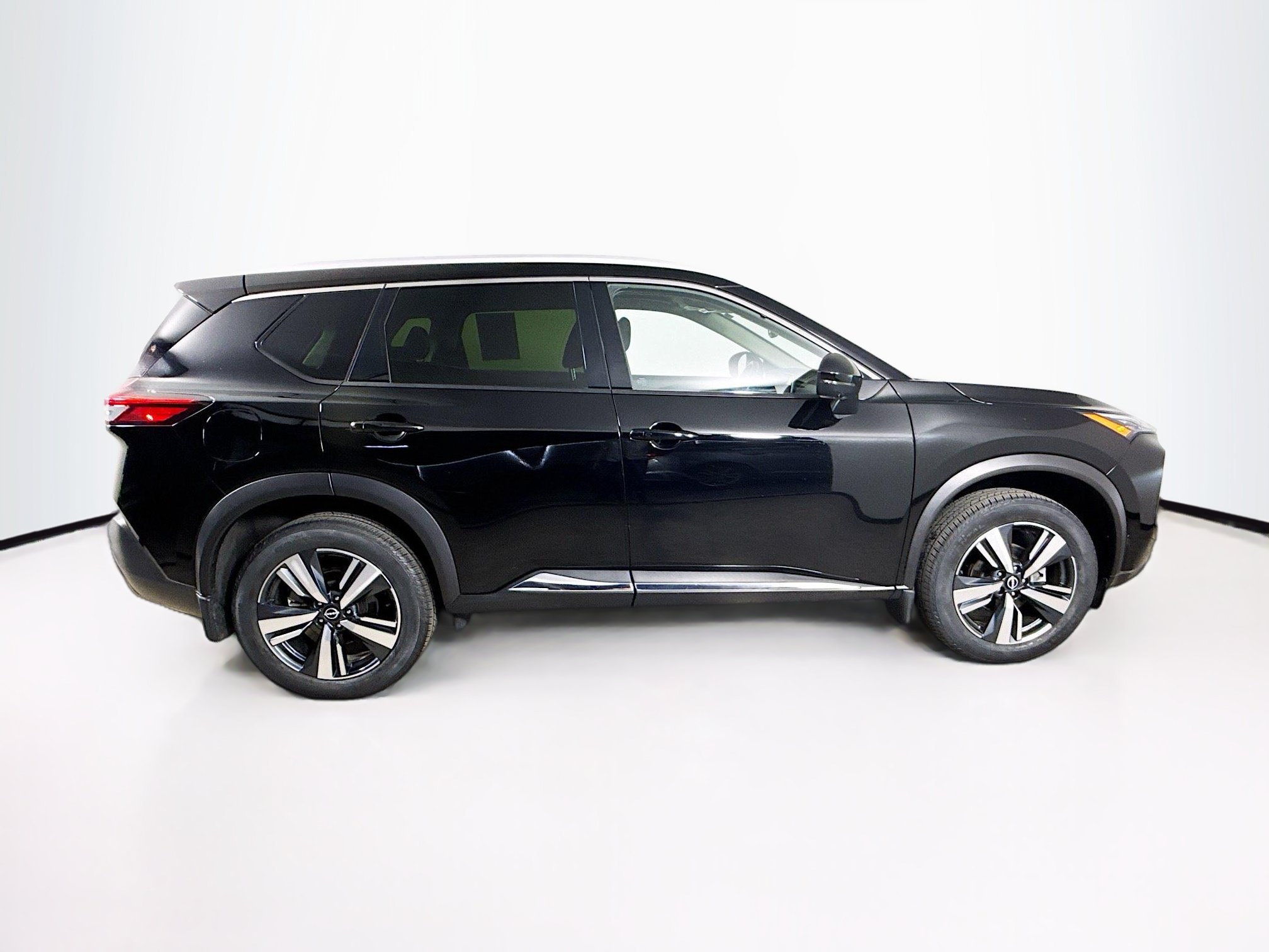Used 2023 Nissan Rogue SL AWD/4WD image 2