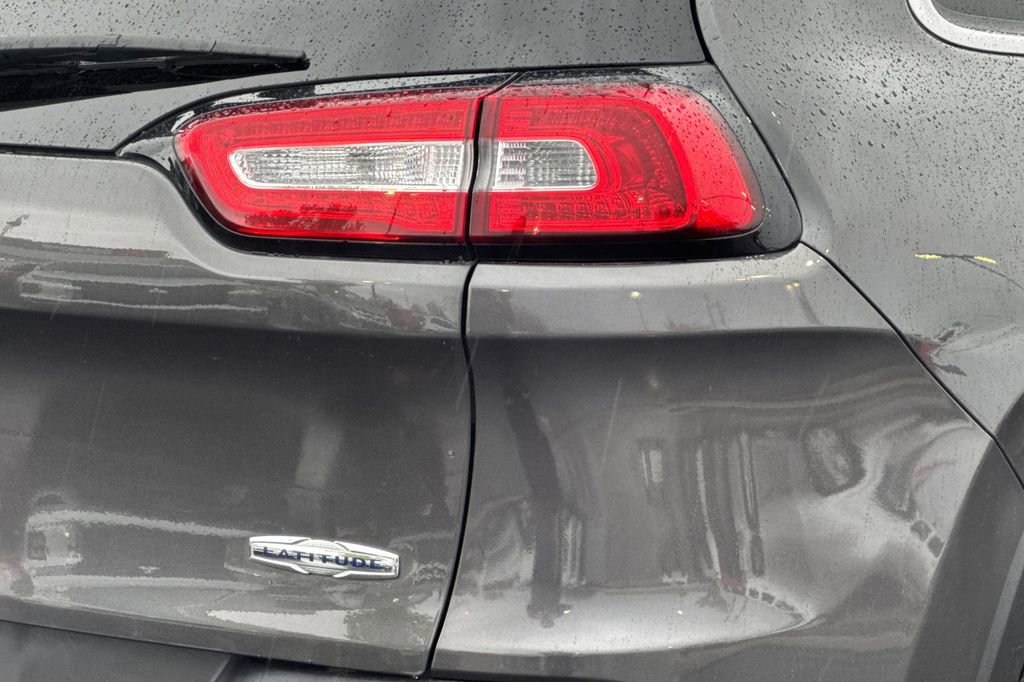 Used 2017 Jeep Cherokee Latitude FWD image 24