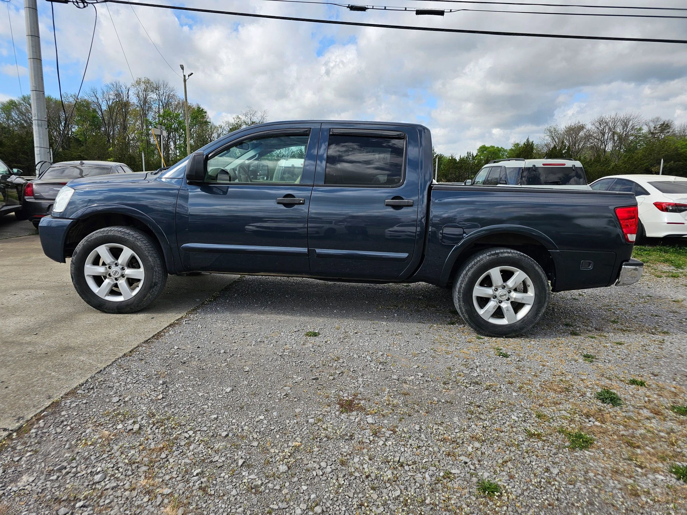 Used 2015 Nissan Titan SL w/ SL Moonroof Package image 17