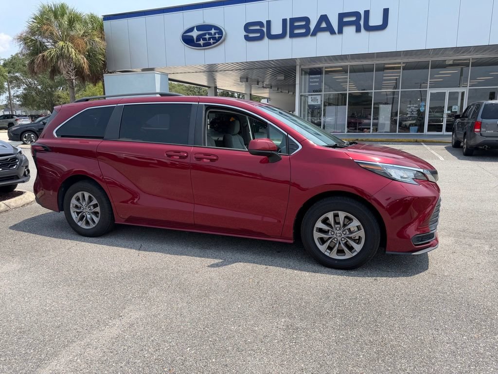 Used 2022 Toyota Sienna LE FWD image 1