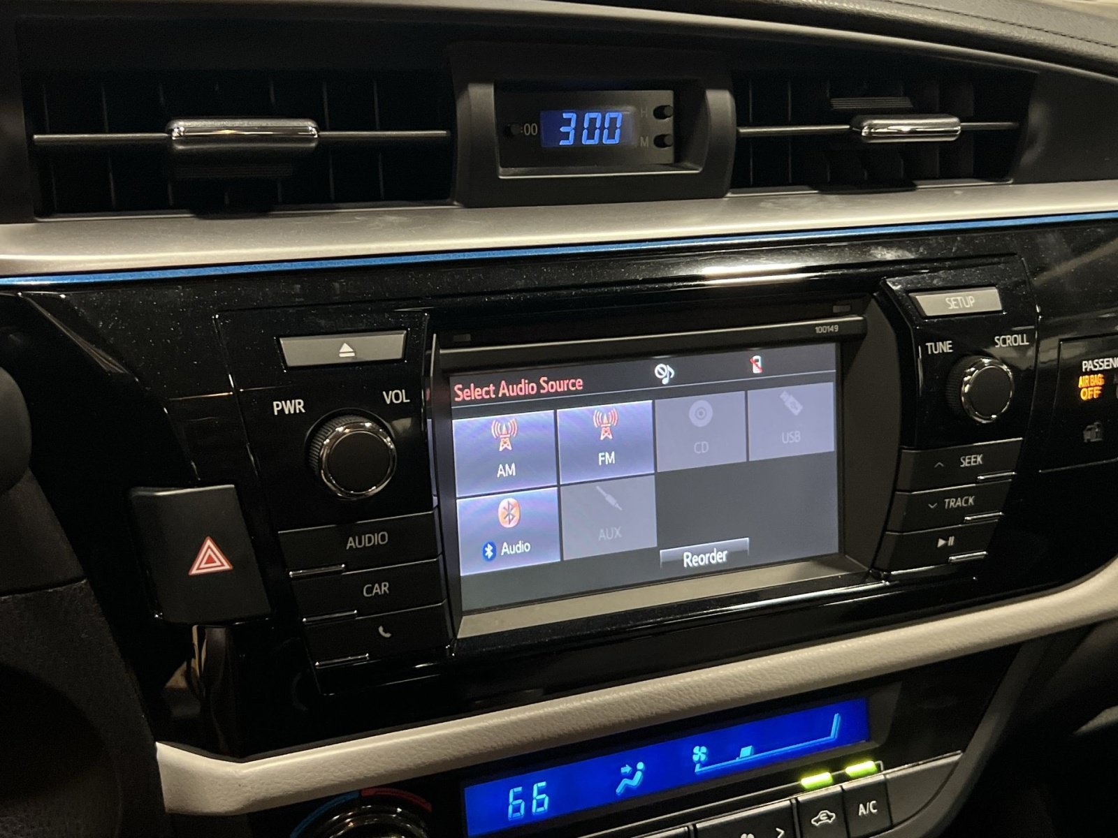 Used 2014 Toyota Corolla LE FWD image 17