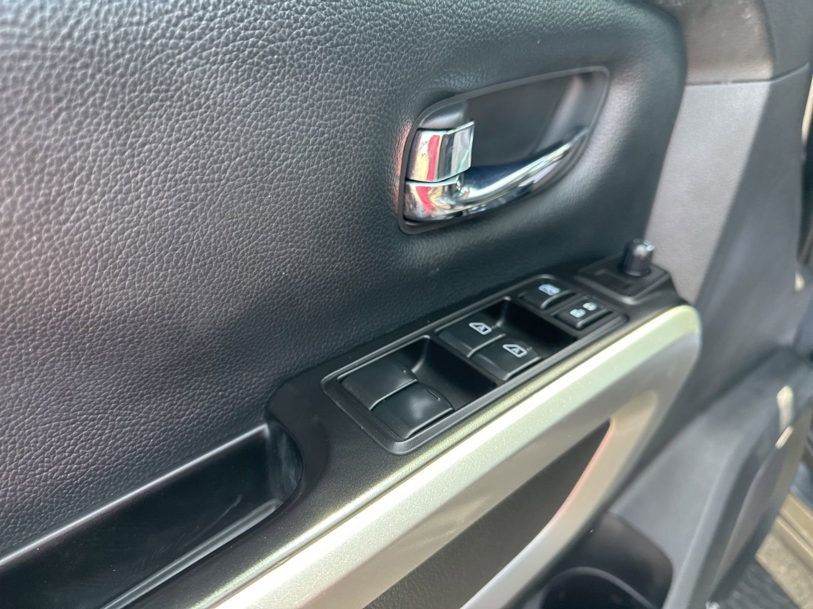 Used 2019 Nissan Titan SL w/ Off-Road Package AWD/4WD image 17