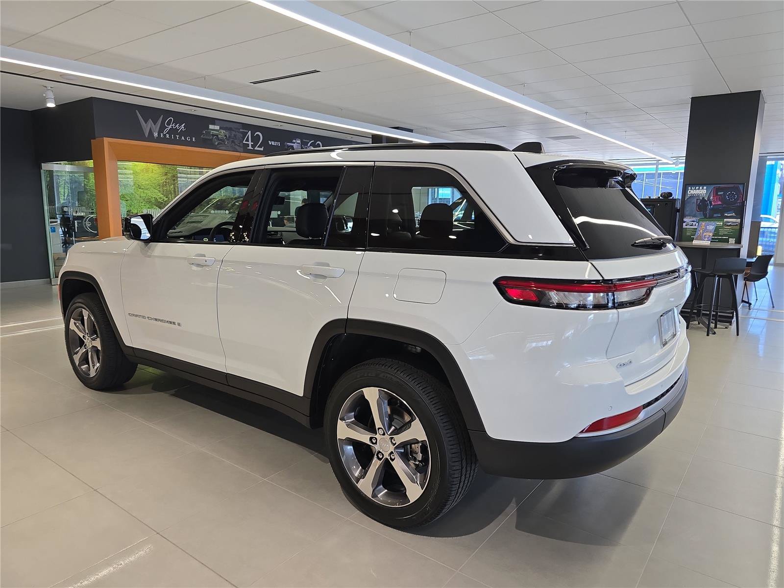 New 2026 Jeep Grand Cherokee Limited w/ Luxury Tech Group II AWD/4WD image 5