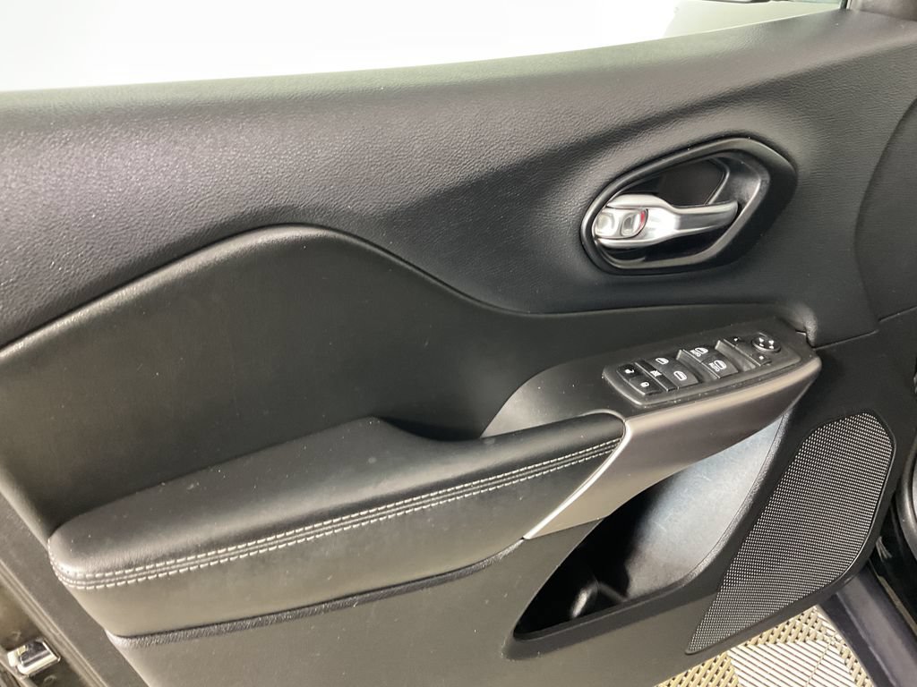 Used 2021 Jeep Cherokee Latitude Lux AWD/4WD image 16