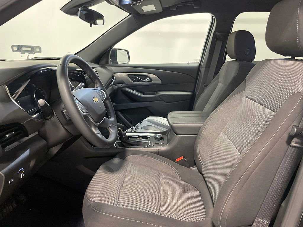Used 2023 Chevrolet Traverse LT image 3