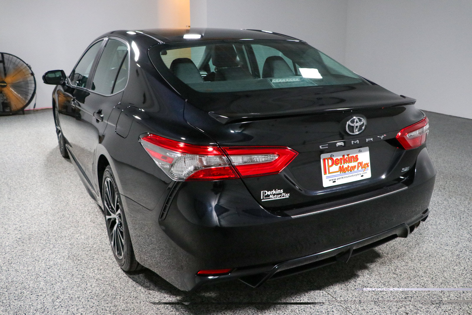 Used 2018 Toyota Camry SE w/ Moonroof Package FWD image 9