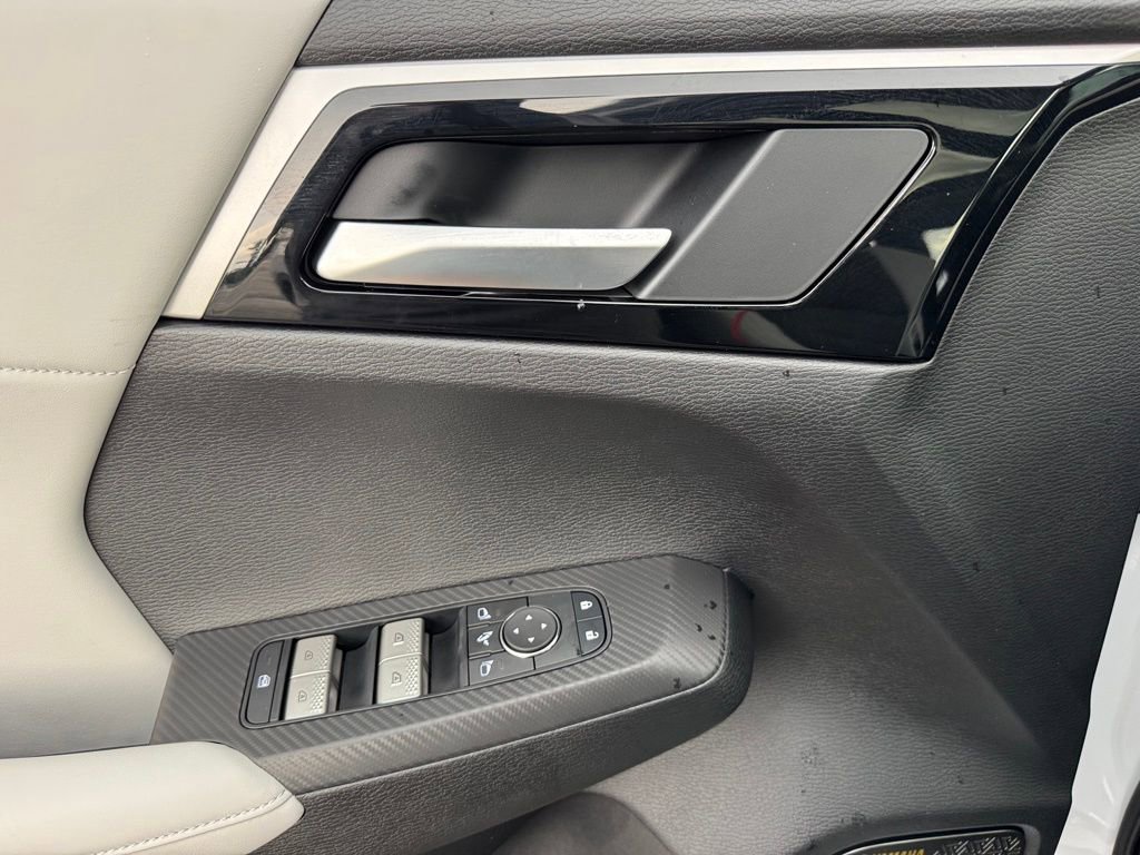 New 2025 Mitsubishi Outlander SE image 33