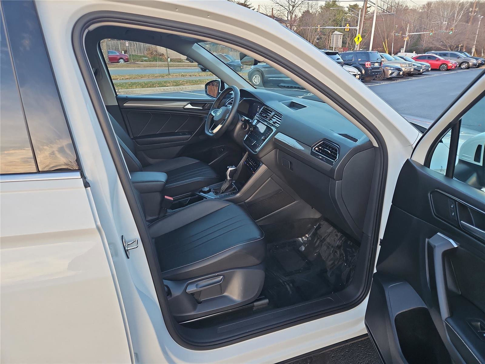 Used 2022 Volkswagen Tiguan SE w/ Panoramic Sunroof Package image 28