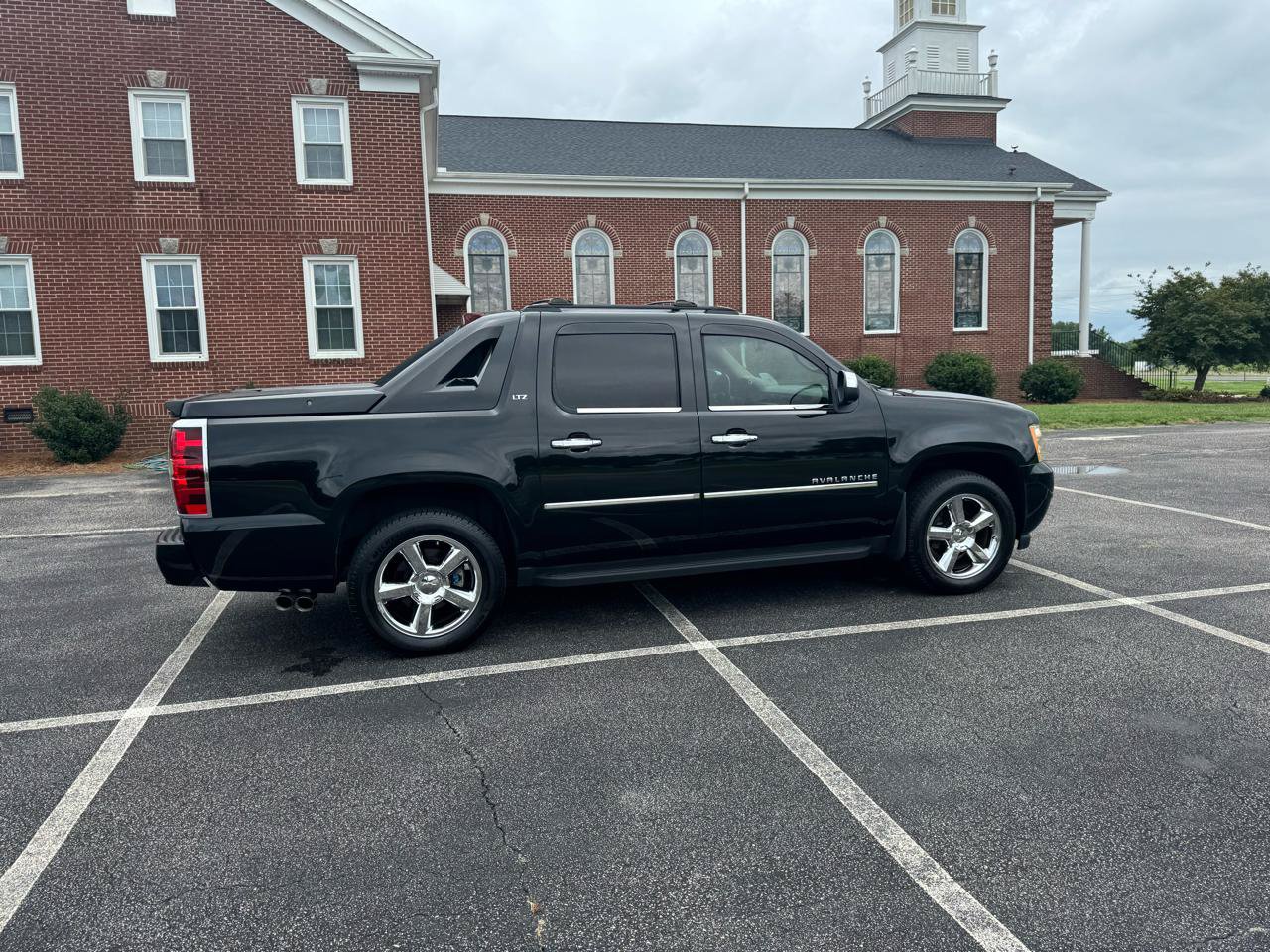 Used 2011 Chevrolet Avalanche LTZ AWD/4WD image 4