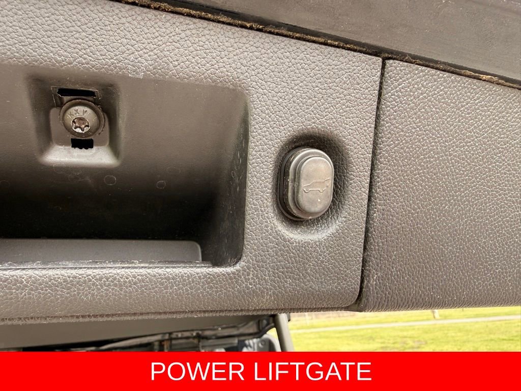 Used 2018 Chevrolet Suburban LT image 5