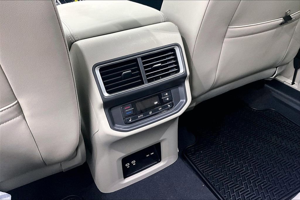 Used 2024 Volkswagen Atlas SEL Premium R-Line image 31