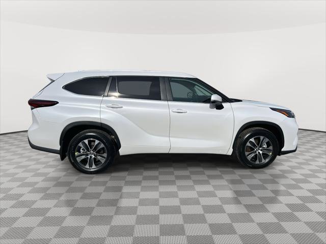 Used 2026 Toyota Highlander XLE image 4