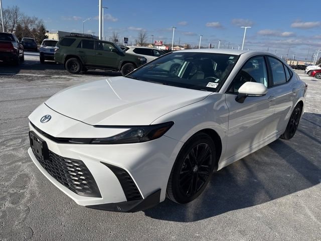 Used 2025 Toyota Camry SE image 2