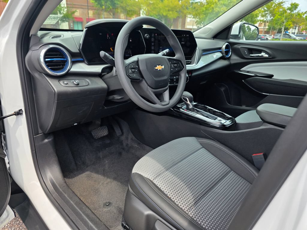 Used 2025 Chevrolet Trax LT FWD image 11