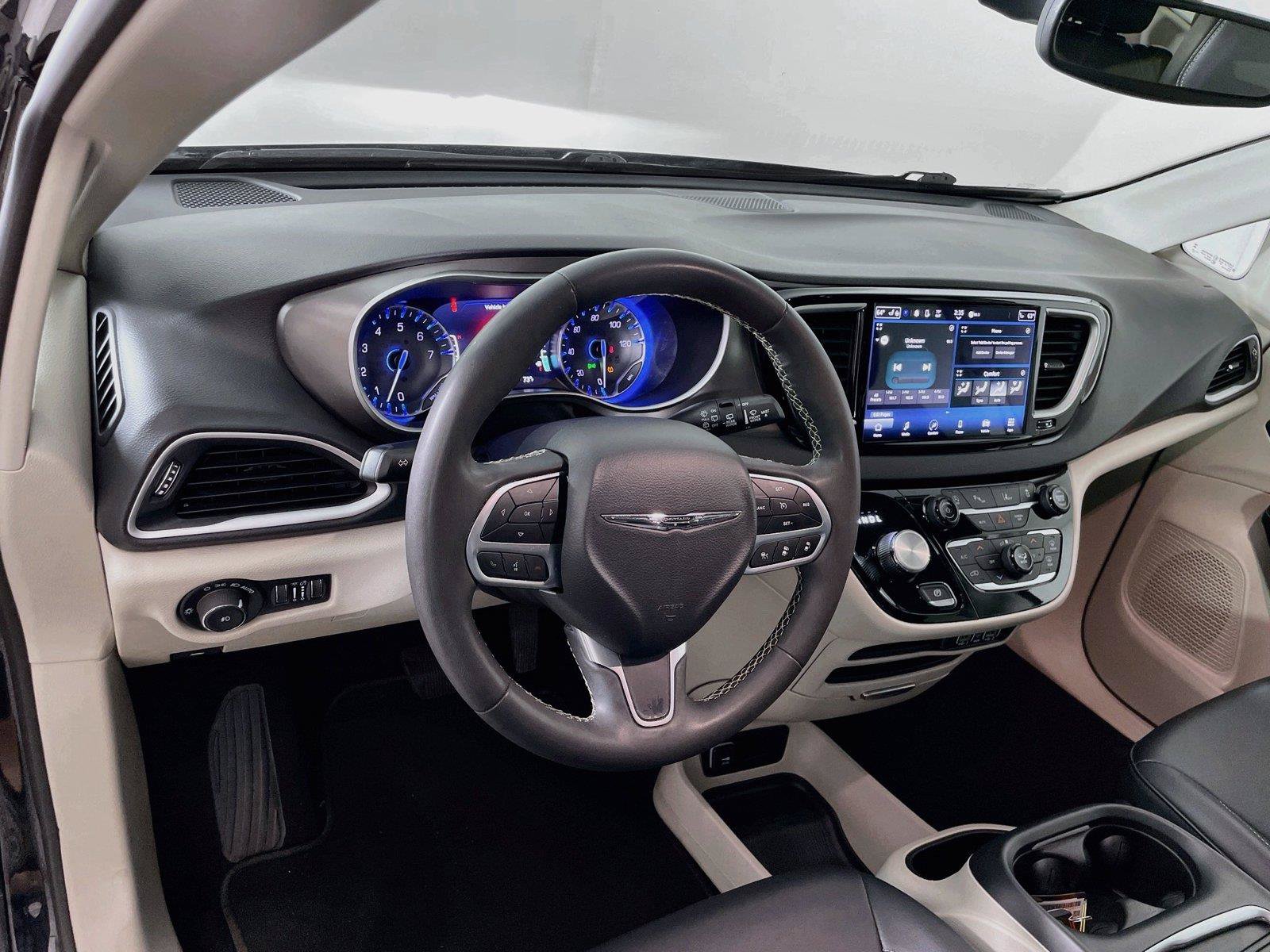 Used 2024 Chrysler Pacifica Touring-L FWD image 11