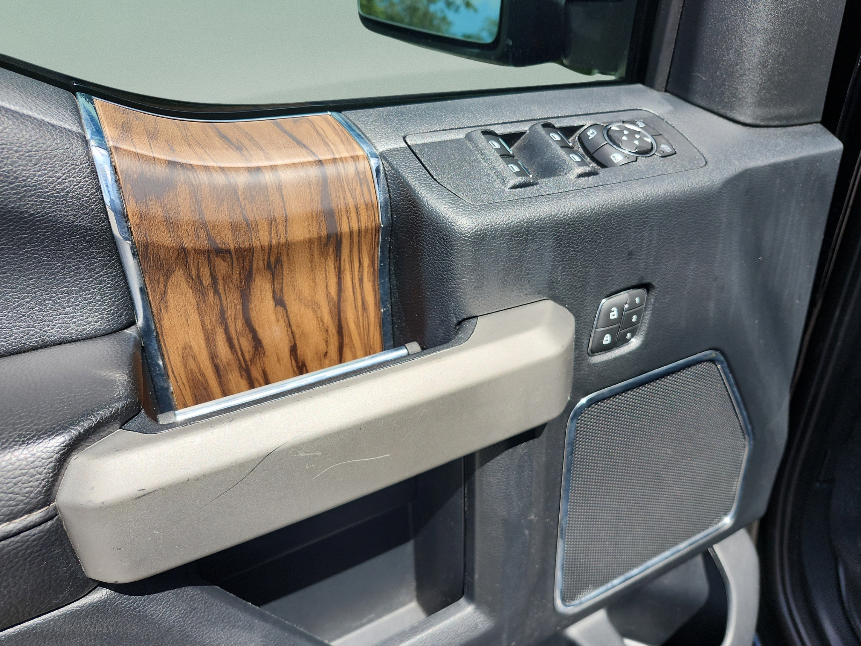 Used 2019 Ford F150 Lariat w/ Trailer Tow Package RWD image 17