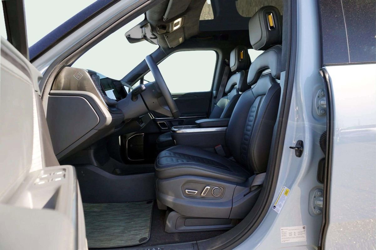 Used 2023 Rivian R1S Adventure image 18