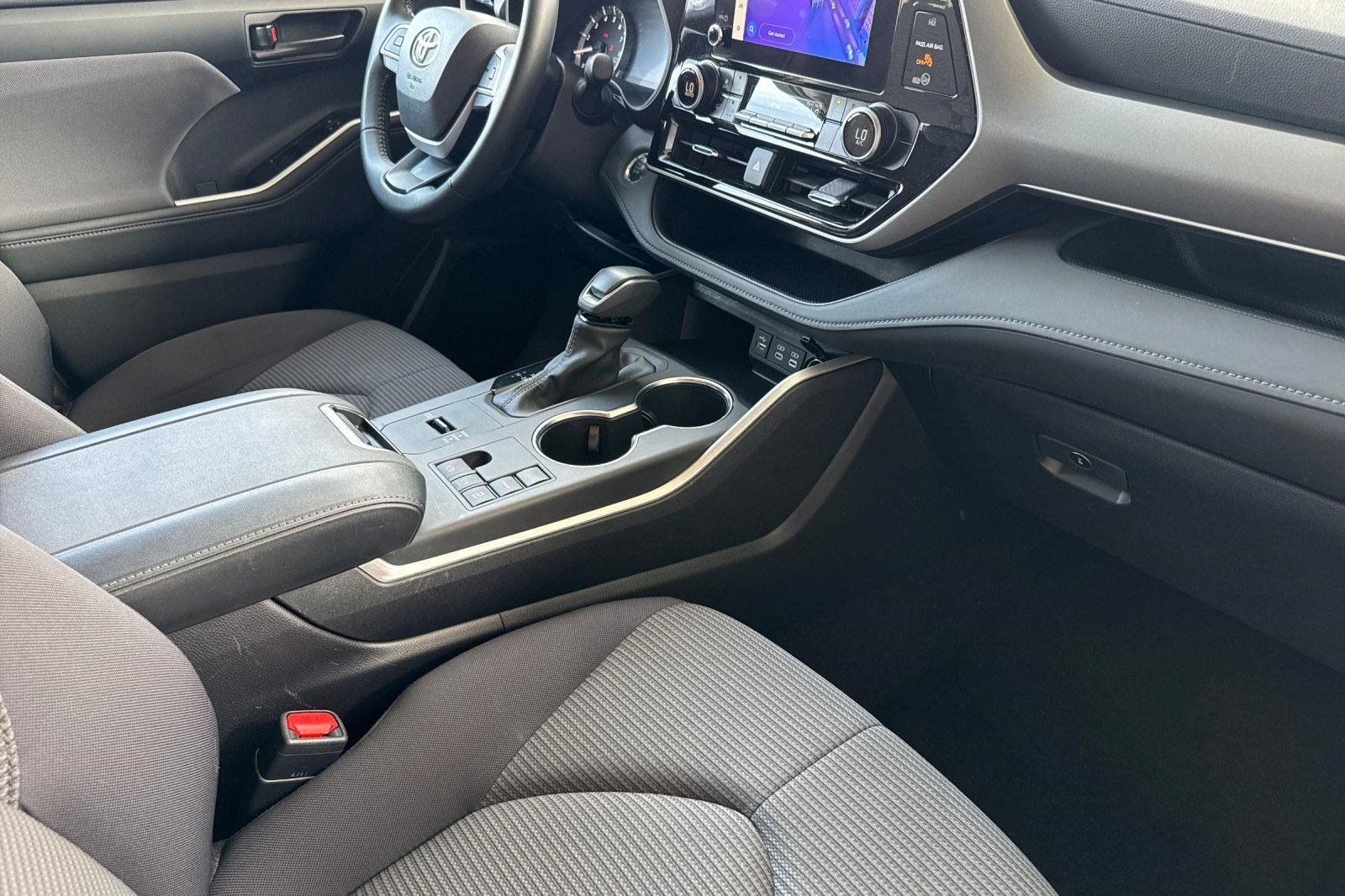 Used 2025 Toyota Highlander LE image 32