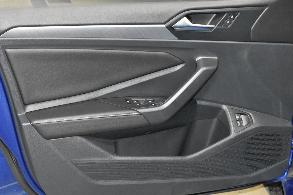 Used 2024 Volkswagen Jetta SE FWD image 4