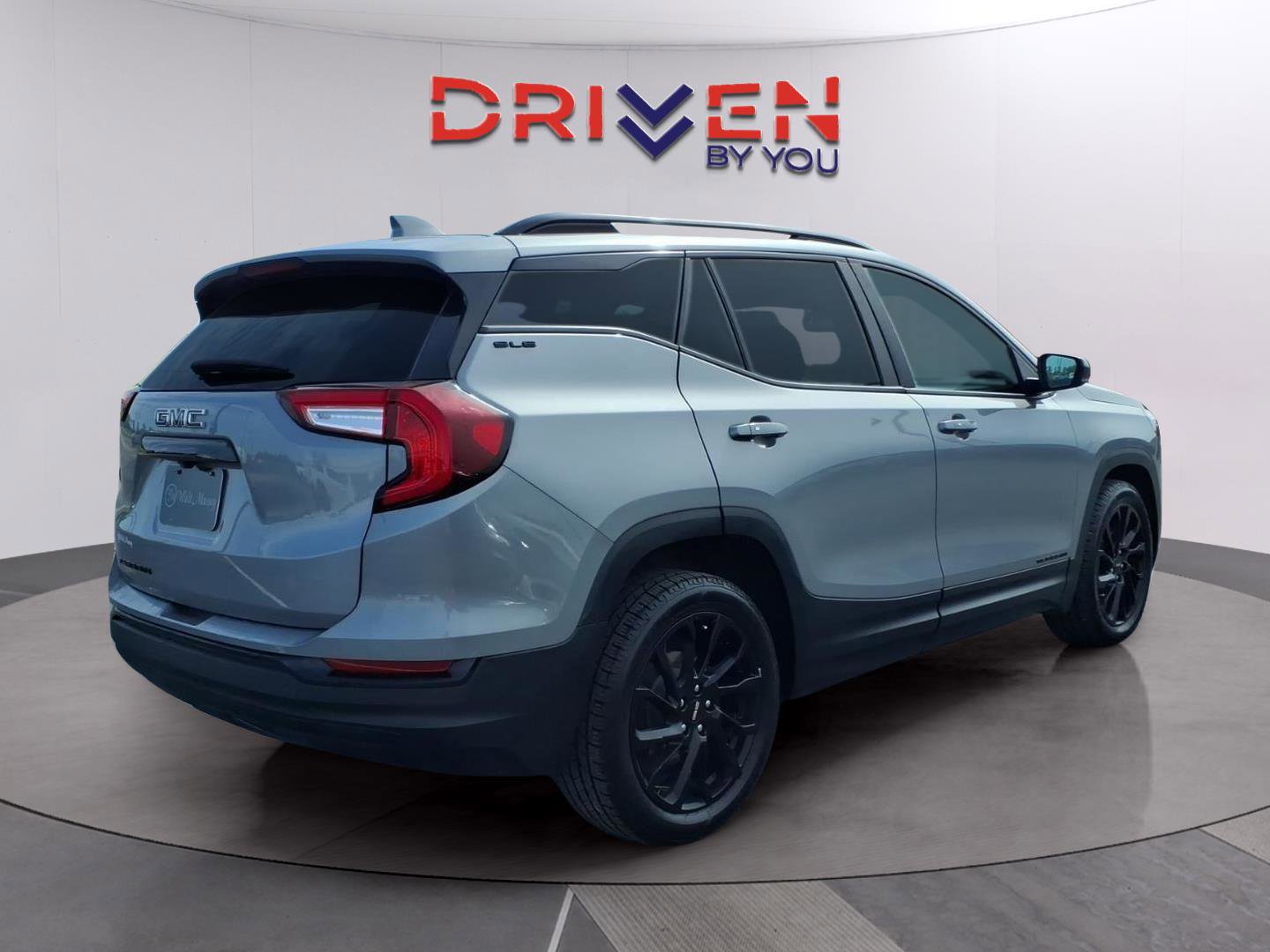 Used 2023 GMC Terrain SLE w/ Driver Convenience Package FWD image 5