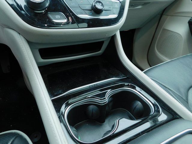 Used 2024 Chrysler Pacifica Limited image 18