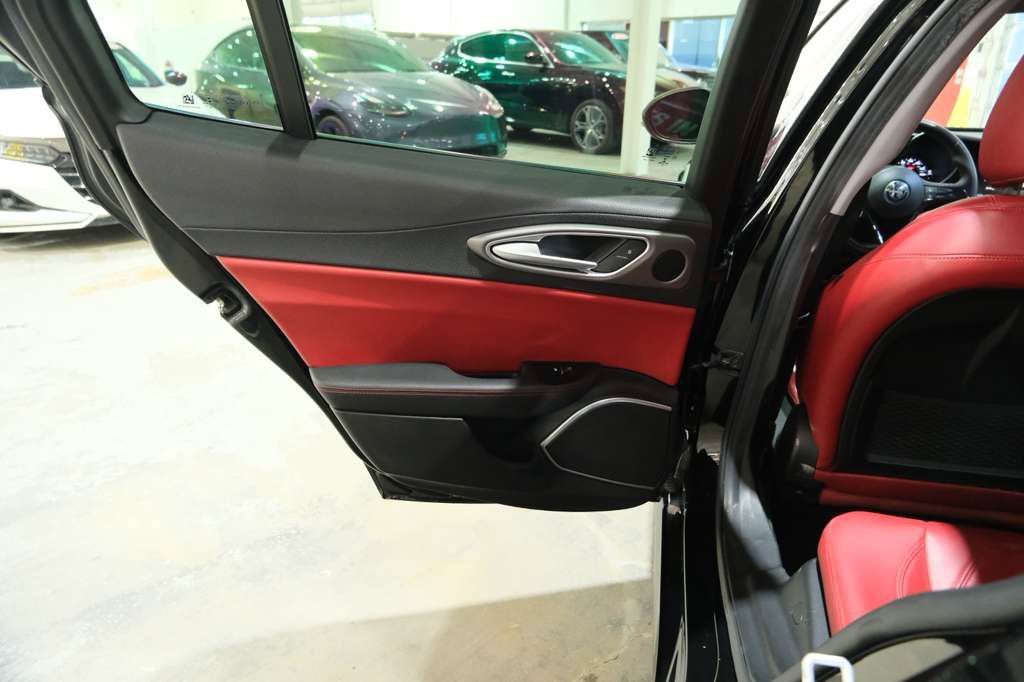 Used 2018 Alfa Romeo Giulia Ti w/ Nero Edizione RWD image 21