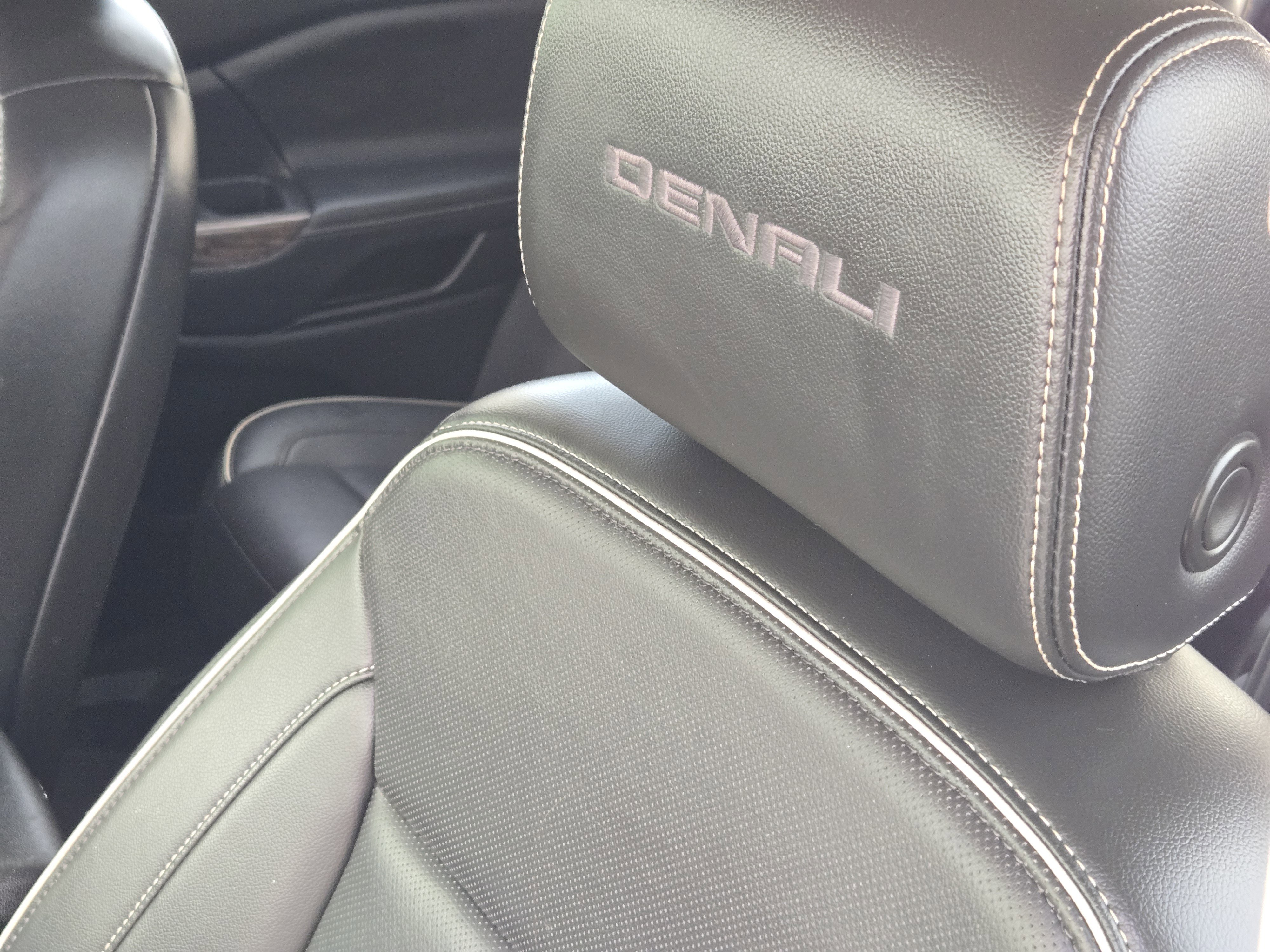 Used 2021 GMC Acadia Denali image 18