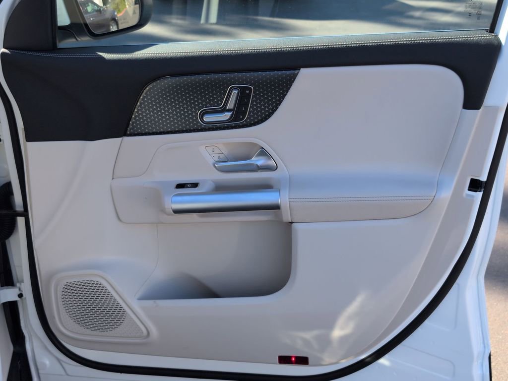 Used 2025 Mercedes-Benz GLA 250 4MATIC image 33