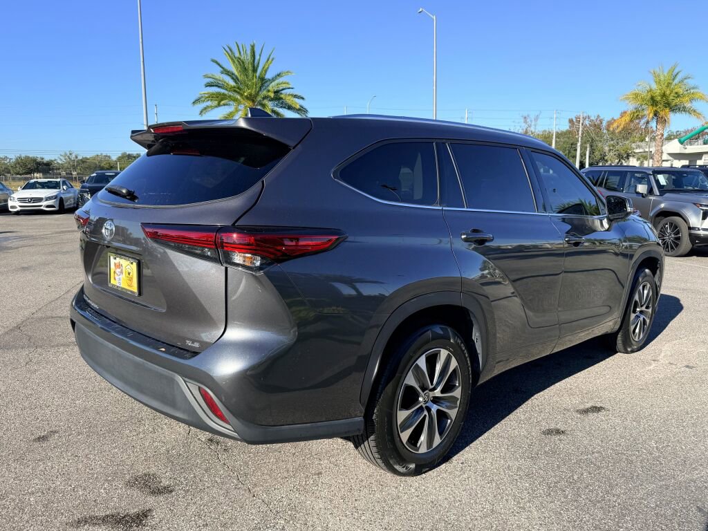 Used 2021 Toyota Highlander XLE image 3