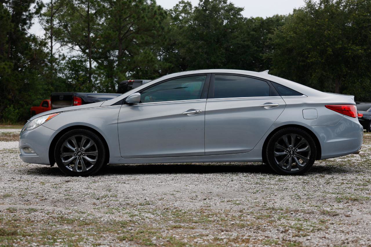 Used 2011 Hyundai Sonata SE w/ Navigation & Sunroof Pkg 4 FWD image 3