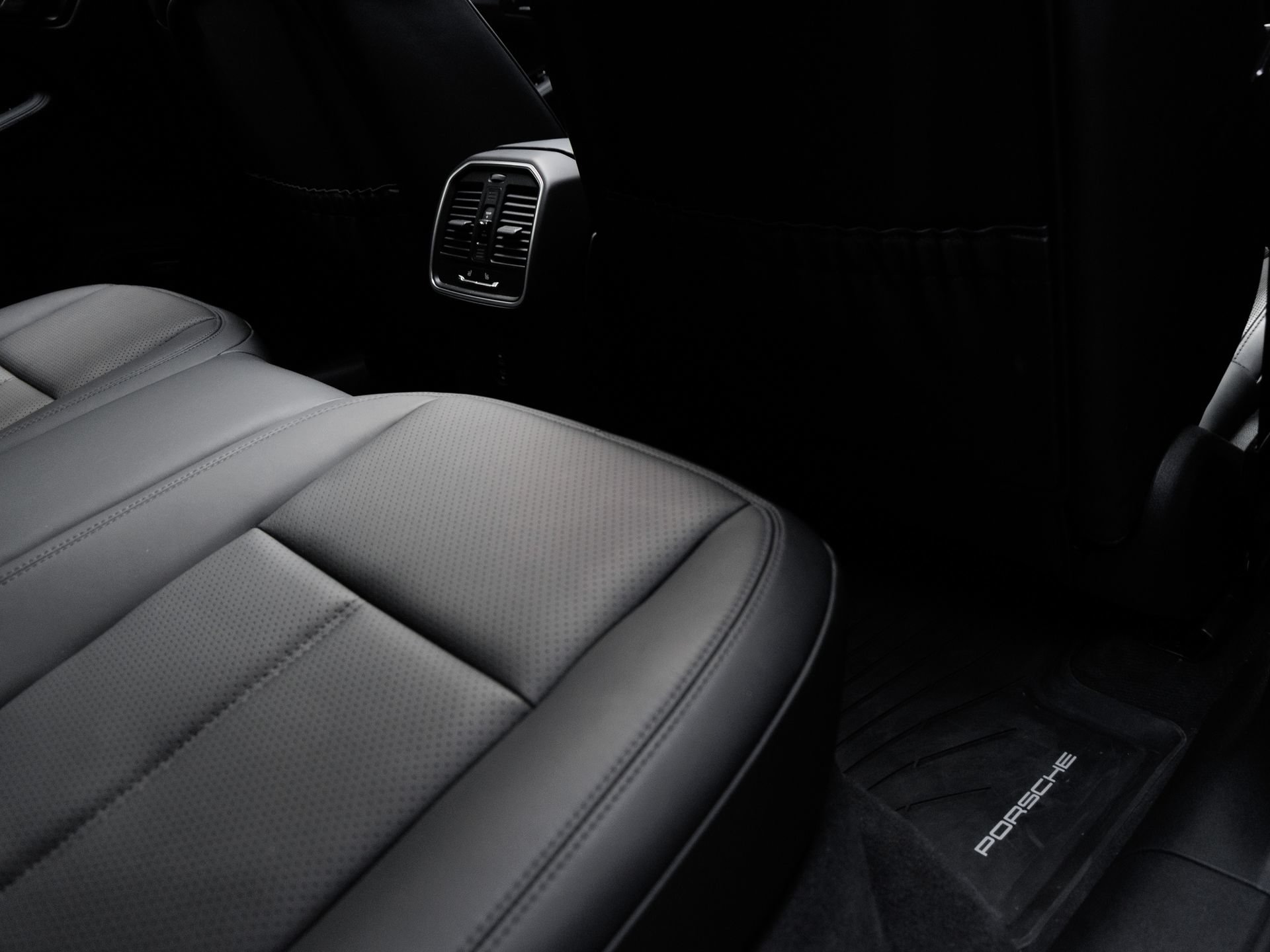 Certified 2026 Porsche Macan AWD/4WD image 33