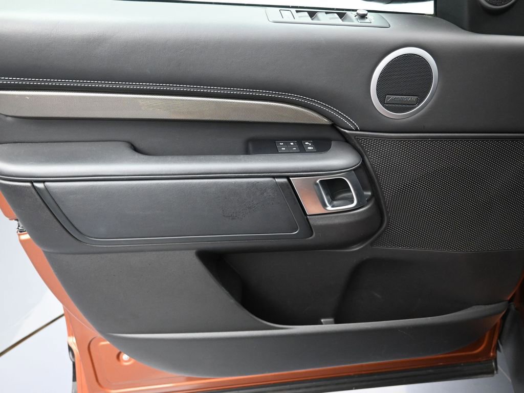 Used 2018 Land Rover Discovery HSE image 11