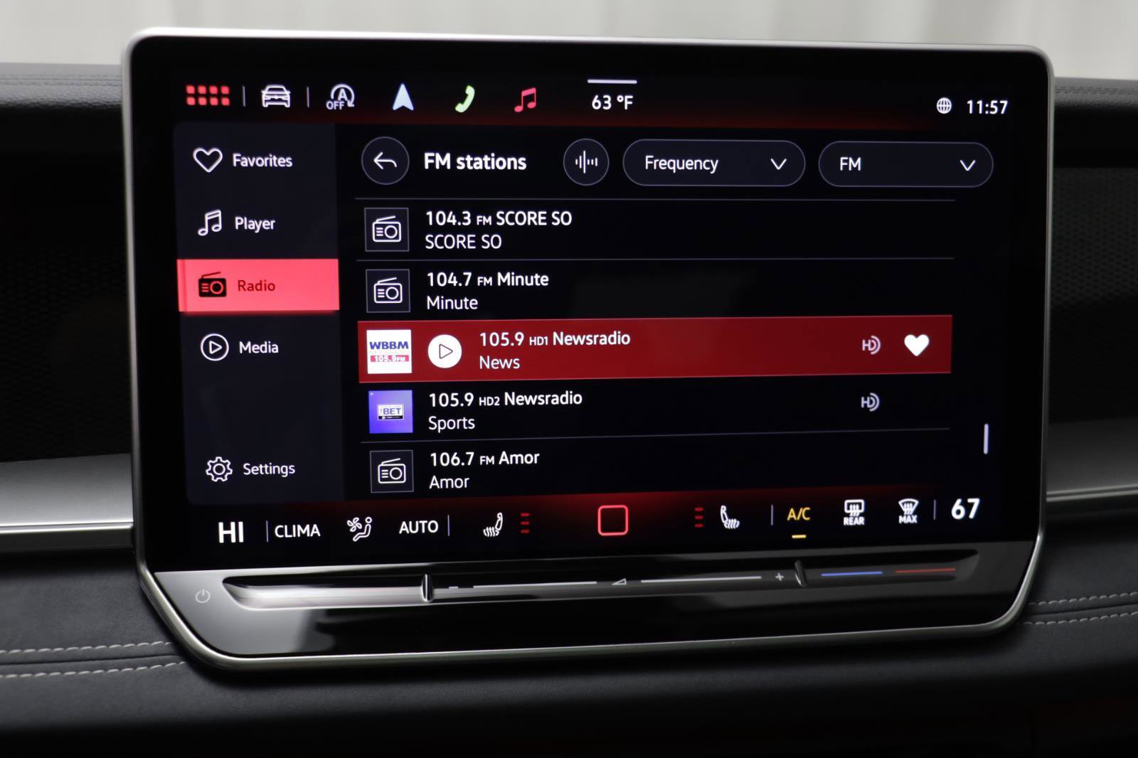 Used 2025 Volkswagen Tiguan SE w/ Panoramic Sunroof Package image 8