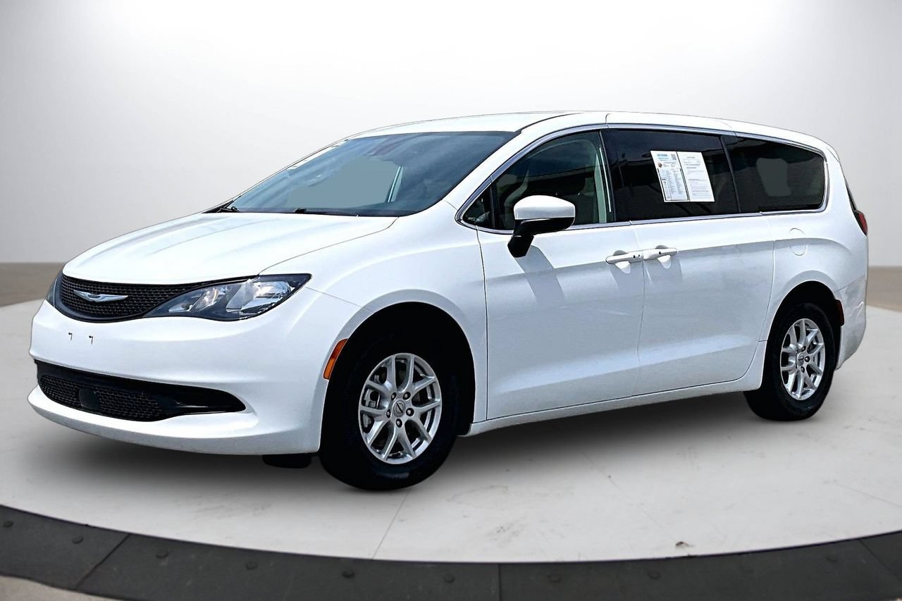 Certified 2023 Chrysler Voyager LX FWD image 4