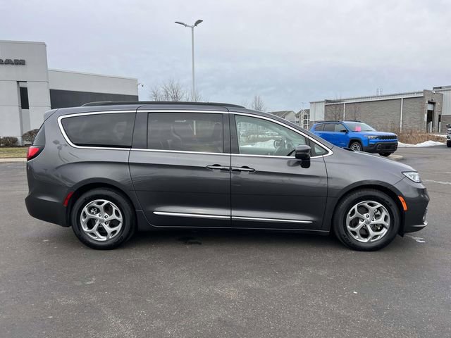 Used 2023 Chrysler Pacifica Limited image 10